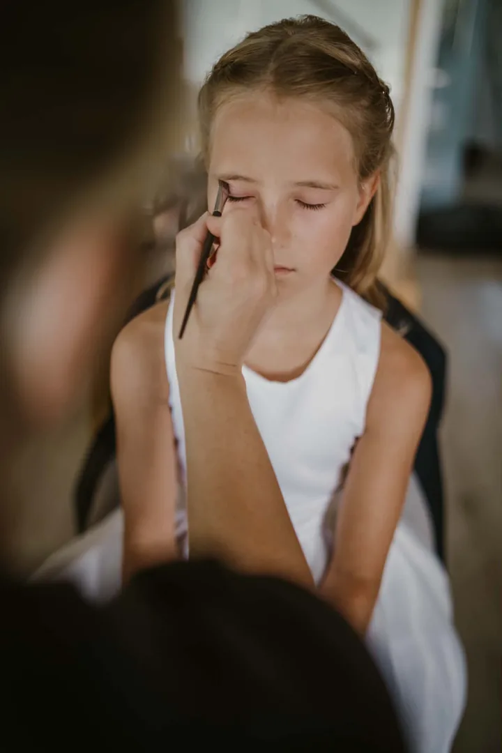 Líčení družičky — jemný makeup pro malou slečnu